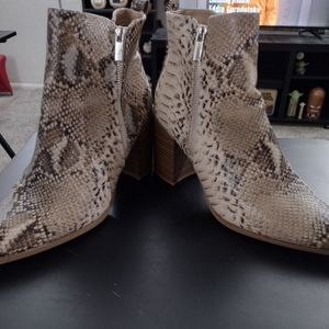 Great condition. Women's Faux Snakeskin Print Chunky Heel Zip Up Ankle Boots